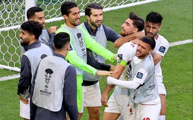 伊朗队击败卡塔尔队，身体对抗性强，强势打进决赛