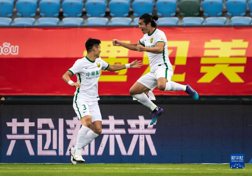 北京国安队球员梅米舍维奇（前右）在比赛中射门
